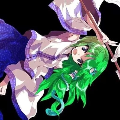 这是一幅二次元风格的同人插画，图中角色为《东方Project》中的东风谷早苗，她拥有亮眼的渐变绿色长发，发间配有标志性的蛇形装饰，身着带有紫色花边的白色上衣与蓝色裙装，手持长杖，身体倾斜呈现出灵动的姿态，纯黑色背景让角色形象更加突出。