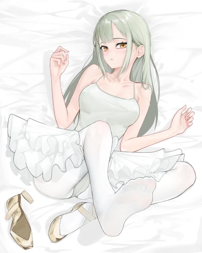 画面中是一位浅灰绿色长发的二次元少女，穿着浅薄荷绿吊带衫和白色荷叶边短裙，搭配白色连裤袜，慵懒地倚靠在铺着白色床单的床榻上，一只脚还穿着金色低跟鞋，另一只鞋落在身侧。少女脸颊带着淡粉红晕，眼神略带羞涩地看向镜头，姿态放松又带着一丝娇柔。图中没有双关、谐音梗或暗示内容。