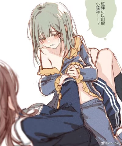 插画中，一位绿发少女脸颊泛红，正坐在另一位棕发角色的腿上，双手拉扯着自己半开的蓝黄相间外套。她眼神低垂，带着羞涩的神情，头顶的绿色对话框中写着“这样可以叫醒小睦吗……？”，似乎在尝试用亲密的方式唤醒名为“小睦”的人。背景为纯白色，突出两人之间的互动场景，整体氛围温柔细腻。