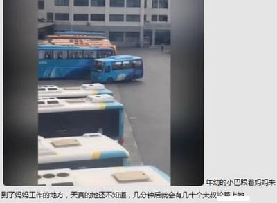 这是一张在巴士停车场实拍照片基础上添加文字的恶搞梗图，画面中展示了停有多辆蓝白、橙黄配色巴士的场地，一辆小型巴士跟在大型巴士后方，模拟“孩子跟着妈妈”的场景。图下方加注文字：“年幼的小巴跟着妈妈来到了妈妈工作的地方，天真的她还不知道，几分钟后就会有几十个大叔轮着上她”，利用“小巴”（小型巴士）的谐音制造低俗暗示的双关梗，将巴士拟人化，用低俗段子进行恶搞，属于恶俗类的网络梗图。