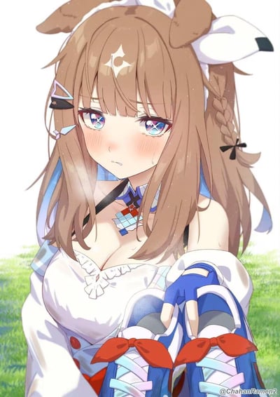 这是一幅《赛马娘Pretty Derby》的同人插画，画中角色为爱慕织姬，她有着浅棕色长发与标志性的兽耳，眼眶含泪、脸颊泛起明显红晕，脸上挂着泪水与汗珠，神情委屈又带着羞涩，看起来十分惹人怜爱。角色身着带有蓝白红装饰的露肩服饰，背景是模糊的绿色草地，整体画风细腻柔和，将角色的脆弱与害羞感刻画得十分到位。