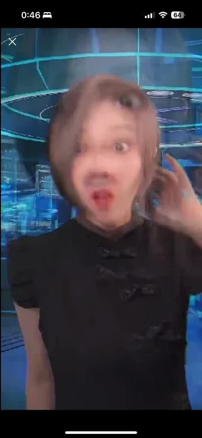 这是一张竖屏直播画面截图，画面中的浅发色女生做出极具夸张的搞怪表情：眼睛瞪大、嘴巴张开，头部甩动让头发出现动态模糊效果，背景是带有科技感线条的蓝色虚拟场景，整体氛围滑稽搞笑，没有双关、谐音梗或暗示内容。