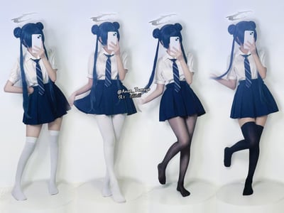 图片为四格拼接的cosplay写真，展示同一人物的四种腿部穿搭风格。角色身着蓝发双马尾假发，白色短袖衬衫搭配蓝色条纹领带与深蓝色百褶裙，全程手持白色手机遮挡面部。从左至右分别为：白色过膝袜、白色连裤袜、黑色透明丝袜、黑色过膝袜。背景为纯白色，上方有简约云朵装饰，中间位置有水印@Anon_Tomoyo 仅x.bilibili。
