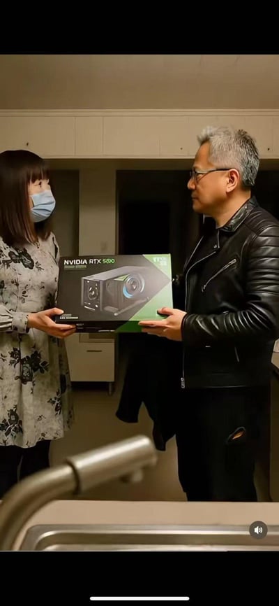 画面中，NVIDIA创始人兼CEO黄仁勋（右侧银发戴眼镜、身着黑色皮夹克的男士）与一位佩戴口罩的女士，在室内环境中共同手持NVIDIA RTX 5000专业显卡的包装盒，似乎正在进行产品交接或展示，场景氛围正式专注，属于科技硬件相关的真实活动场景，无谐音或双关梗。