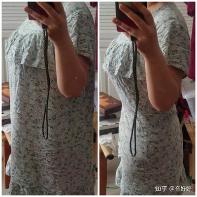 这是一组左右拼接的对镜自拍对比图，展示了同一个人穿着浅绿底碎花短袖连衣裙的两种状态：左侧为自然放松状态，腹部较为突出，整体身形显得臃肿；右侧为收腹后的状态，腰线明显收紧，身形看起来更利落。通过对比直观呈现了收腹动作对身材视觉效果的改变，拍摄场景为室内居家环境。