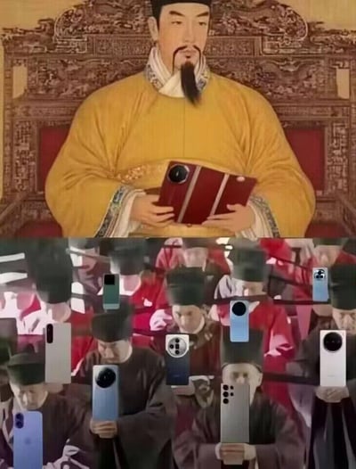 这张梗图分为上下两部分。上半部分是一位身穿黄色龙袍的古代皇帝坐在华丽的龙椅上，手里却拿着一部现代智能手机。下半部分则是一群穿着古代官服的大臣们，每个人手中都拿着不同款式的现代智能手机，形成了鲜明的古今对比，营造出幽默的效果。