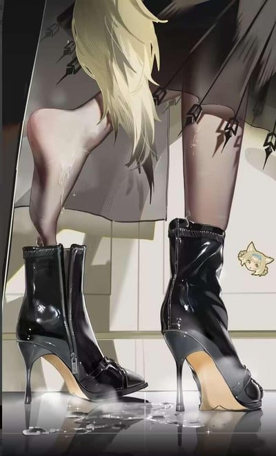 这是一幅AI生成的精致二次元风格插画，画面聚焦于一位金发女性的下半身：她正将一只脚从带有拉链和金属扣设计的黑色漆皮高跟短靴中抽出，这只脚的脚踝处附着透明水渍，水渍正滴落在光滑的地面上，在地面形成了反光的水迹；另一只脚仍穿着同款高跟靴，靴子的漆皮光泽和纤细鞋跟的质感被刻画得十分逼真。画面右下角还点缀着一个Q版的金发猫耳女性小头像，面带微笑，与主体成熟精致的风格形成可爱反差。整体画面光影细腻，材质表现出色，营造出一种精致又略带暧昧的氛围。
