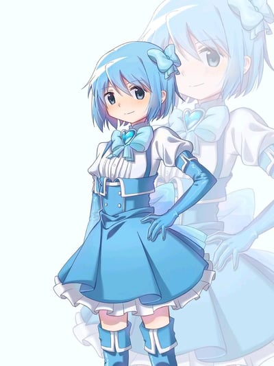 这是一张二次元同人创作图，描绘了《魔法少女小圆》中的角色美树沙耶加。图中沙耶加以蓝白配色的魔法少女造型亮相，浅蓝色短发搭配同色系蝴蝶结发饰，身着白衬衫+蓝色收腰短裙的制服，搭配亮面长手套与短靴，单手叉腰站姿自信，脸上带着温和的微笑。背景中还有她的半透明虚影，整体色调清新柔和，风格为典型的日系萌系二次元画风，图中无谐音梗、双关或暗示类内容。