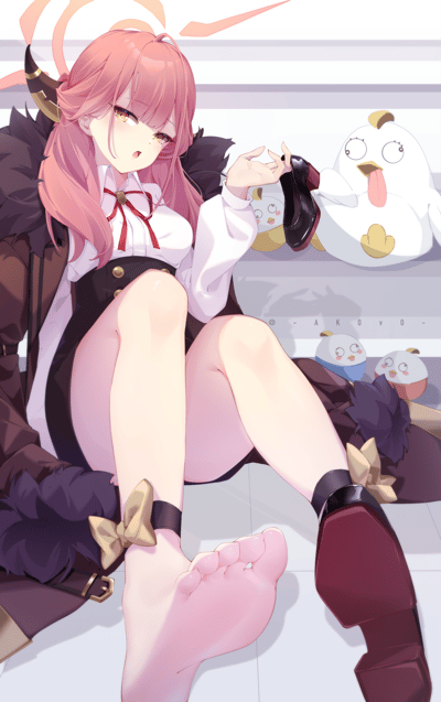 图中是一幅动漫风格插画，描绘了一位粉色长发的恶魔系少女。她有着黄色眼瞳和黑色小恶魔角，头发柔顺地披散在肩上，戴着红色蝴蝶结领结，穿着白色衬衫和黑色短裙，裙摆下露出白皙修长的双腿，脚踝处系着带有金色蝴蝶结的黑色脚环。少女正以慵懒的姿态坐在地上，右腿弯曲，左腿伸直，一只手拿着刚脱下的黑色高跟鞋，表情放松自然。背景中有一个白色的小鸟状生物，有着黄色的喙和脚，正睁着大眼睛、吐着舌头、摊开双手，显得十分呆萌。周围还有几个小型的同款小鸟玩偶。整体画面风格清新，色彩搭配和谐，展现出可爱又略带俏皮的氛围。