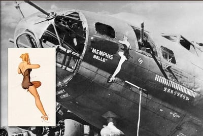 图片主体为二战时期著名轰炸机'孟菲斯美女号'（MEMPHIS BELLE）的黑白历史照片，机身布满弹孔，显示出激烈战斗后的痕迹。机鼻位置绘制有经典pin-up girl（海报女郎）艺术图案，女郎身着紧身衣，姿态优雅，旁边清晰标注机名。左侧配有一张彩色插图对比图，展示了一幅风格相似的pin-up girl形象（身着棕色泳装，单腿抬起，手放脑后），推测为机身艺术的原始参考素材或同类主题插画。整体画面兼具历史真实性与军事文化特色，直观呈现了二战美军轰炸机的机鼻艺术传统。