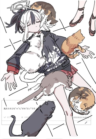 插画中一位有着黑白双色长发的动漫少女穿着深色外套和红色短裙，惬意地躺卧在地，被多只不同毛色的猫咪环绕。白猫趴在她的胸前，橘猫依偎在她的手臂旁，还有猫咪趴在她的头上和腿边，整体画面呈现出温馨治愈的氛围。