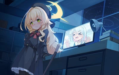 深夜的办公室场景中，一位金发绿眼的少女身着深色制服，系着红色领结，头戴帽子，双手背在身后自信地微笑着。她身旁的电脑屏幕上显示着另一位白毛角色，该角色双手举起，眉头紧锁，表情愤怒抓狂，似乎在大喊。房间内有台灯、堆叠的书籍和文件柜，窗外是布满星星的夜空，背景中还有一个发光的新月符号，整体氛围神秘又带点轻松的对比感。