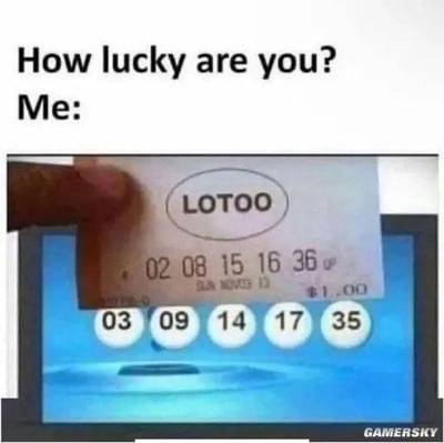 这是一张搞笑P图梗图，上方提出问题“How lucky are you?（你有多幸运？）”，并以“Me:（我：）”引出下方的内容。画面中一只手拿着印有“LOTOO”字样的彩票，彩票号码为02、08、15、16、36，而下方的开奖界面显示的中奖号码是03、09、14、17、35，彩票的每个号码都恰好比开奖号码小1，完美避开了所有中奖数字，用这种极致的“倒霉”来回答“你有多幸运”的问题，通过强烈的反差制造出搞笑的效果，调侃运气差到极致的情况。