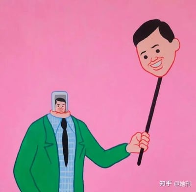 这是一幅背景为纯粉色的风格化卡通静态插画。画面中的人物身着绿色外套、格纹衬衫与黑色领带，他的颈部被替换为一部手机，手机屏幕上显示着他带有标准笑容的面部；同时他右手握着一根黑色长杆，杆的顶端固定着一个与手机屏幕上完全相同的笑脸头像。这幅图通过视觉隐喻的手法，讽刺了当下社会中人们在社交、职场等公共场景里，往往会对外展示出经过包装、迎合他人的“完美社交面具”，而真实的自我被“收纳”在类似手机的载体中，暗示人们在公共场合呈现的形象并非真实自我，而是为了适应环境打造的标准化人设，引发观者对自我表达、社交伪装的思考。