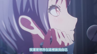 动漫《MyGO!》中的角色特写截图，展示了一位紫色头发、红色眼睛的角色侧脸，她正用手轻触脸颊，旁边有一个麦克风，下方有字幕'我還是想待在這裡做我自己'