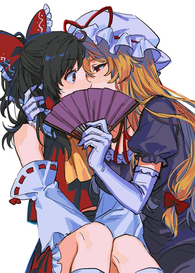 这是一幅东方Project的百合向同人插画，画面中黑发配红色大蝴蝶结的博丽灵梦，被金发戴白色花边睡帽的八云紫亲密拥住，八云紫用一把紫色折扇挡住两人的下半张脸，两人正在接吻。博丽灵梦的眼神带着惊讶与羞涩，八云紫则是温柔魅惑的神态，整体氛围暧昧又甜蜜。