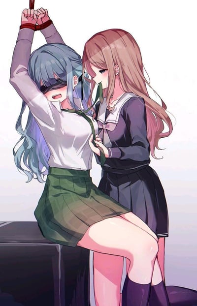 插画中展示了两个穿着校园制服的少女。蓝发少女被红色绳索捆绑双手并吊起，眼睛被黑色布条蒙住，嘴巴微张露出兴奋表情，身穿白色衬衫和绿色格子裙。棕发少女站在前方，嘴角带着微笑，右手抓住蓝发少女的绿色领带并含在口中，身穿深色水手服。画面构图清晰，采用典型的日系动漫风格，色彩鲜明，人物姿态呈现出明显的权力关系和暧昧氛围。