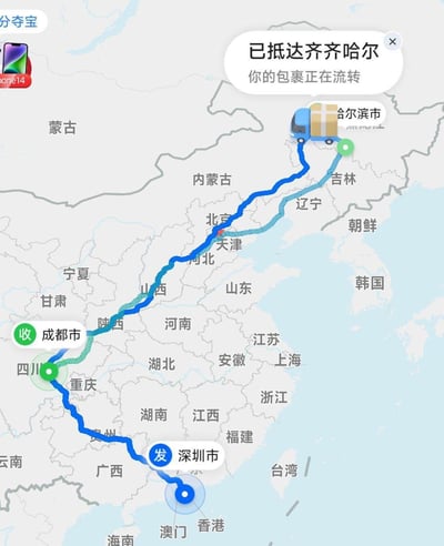 这是一张快递物流追踪界面的截图，展示了从【深圳市】发出、目的地为【成都市】的快递运输路线。但路线却出现反常绕路：从深圳出发途经重庆、成都后，继续向北经陕西、山西、河北、天津、北京，最终抵达齐齐哈尔，当前界面提示「已抵达齐齐哈尔 你的包裹正在流转」，明显的绕路路线让人对物流中转安排感到疑惑。