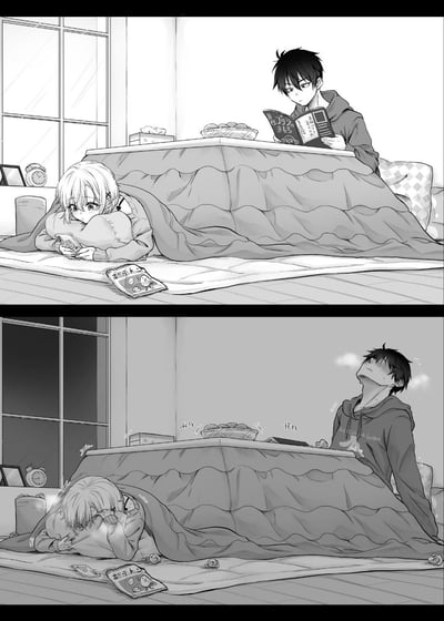这是一幅黑白日式二格漫画，场景设定在带有落地窗的日式住宅内，核心元素为日式暖桌（被炉）。第一格画面为白天场景，氛围平和：浅发色女孩趴在暖桌下方的软垫上，枕着抱枕专注玩手机，深发色男孩坐在暖桌的另一侧，正捧着书籍阅读，暖桌上摆放着果盘、纸巾盒，桌边散落着零食袋。第二格画面切换为夜晚场景，反差感极强：女孩在暖桌下偷偷做出拉扯男孩衣物的骚扰小动作，男孩被吓得书直接掉在桌上，仰头满脸窘迫震惊，女孩则把脸埋进抱枕里偷笑，地上散落着拆开的零食袋和垃圾，整体充满恋爱日常的搞笑趣味性。