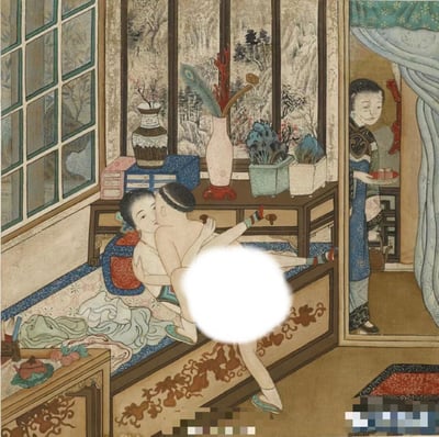 这幅传统中国绘画描绘了一个室内场景，房间内有一对男女正在床上亲密相拥，他们的私密部位已被白色圆形模糊处理进行 censorship。房间布置有古典家具、花瓶和带有山水图案的屏风。一位身着传统服饰的女性仆人正端着托盘从门口进入房间。整幅画采用了传统中国绘画的风格和技法。