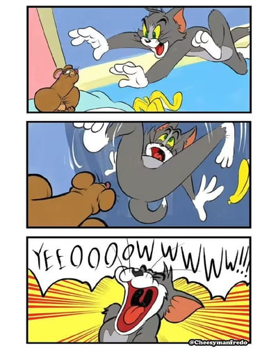这是一组三格的《猫和老鼠》二次创作连环漫画，玩了反套路的猫鼠对决梗：
1. 第一格：经典动画角色汤姆张牙舞爪，兴奋地扑向圆滚滚的杰瑞，地面上有一块香蕉皮，杰瑞一脸淡定地看着汤姆；
2. 第二格：汤姆踩到香蕉皮瞬间失去平衡，表情变得惊恐扭曲，原本看起来弱小的杰瑞突然伸出巨大的拳头，朝着汤姆挥去；
3. 第三格：汤姆被重拳击中，发出惨烈的尖叫“YEEOOOOWWWWW!!!”，画面用放射状线条强化痛苦的情绪。
整幅图通过反转杰瑞的弱势地位，制造出强烈的搞笑反差效果。