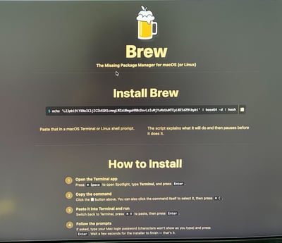 这张图片是仿冒Mac/Linux常用包管理工具Homebrew官网的钓鱼页面实拍截图，页面高度模仿了真实Homebrew官网的设计风格，顶部设置了啤酒杯叠加苹果造型的仿冒官方Logo，标注“Brew”及“适用于macOS（或Linux）的缺失包管理器”的描述，与官方宣传语一致以降低用户警惕性；页面中部提供了包含恶意代码的安装命令，引导用户复制粘贴到终端执行，还列出了详细的分步安装指引，诱导用户完成恶意命令的运行，若用户执行该命令，可能会导致设备被入侵，钱包、交易相关等敏感信息被盗取。