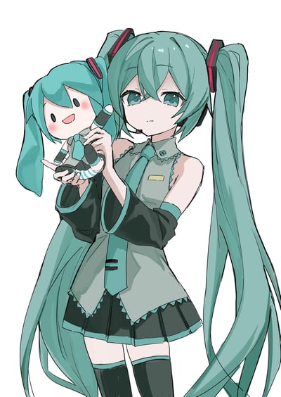 插画中展示了虚拟歌手初音未来，她有着标志性的蓝绿色双马尾和红色发饰。初音未来穿着无袖灰色上衣配黑色袖套，搭配黑色短裙和长筒袜，正双手抱着一个迷你版的自己玩偶。迷你玩偶采用Q版设计，有着更大的头部和更圆润的轮廓，表情开心，而初音本人则表情平静。整体画面为白色背景，突出角色形象。