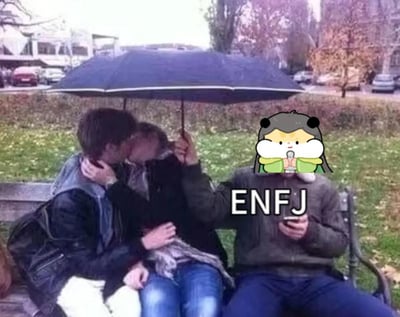 这是一张搞笑MBTI人格梗图，画面为户外雨天场景，三人同坐在公园长椅上：左侧是一对正在亲密接吻的情侣，中间的女性举着深色雨伞，伞面几乎全部覆盖左侧的情侣，坐在右侧的人半个身子暴露在伞外淋雨，他的脸部被可爱的卡通仓鼠形象贴纸遮挡，身上标注了MBTI人格类型“ENFJ”，用夸张的场景调侃ENFJ作为主人公型人格的照顾者属性，哪怕自己当电灯泡受委屈也会优先照顾他人的性格特点。