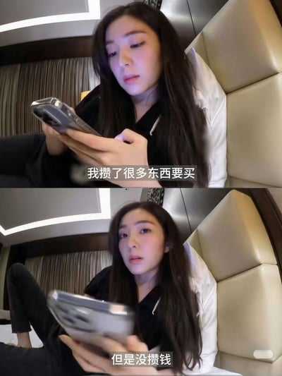 这是一张上下对比的竖版图片，展示了一位长发女性躺在米色沙发上使用手机的场景。上半部分中，她专注地看着手机屏幕，配文'我攒了很多东西要买'；下半部分中，她抬起头，表情略显无奈，配文'但是没攒钱'。图片通过前后对比，幽默地呈现了当代年轻人购物欲望强烈但储蓄不足的矛盾状态，引发共鸣。