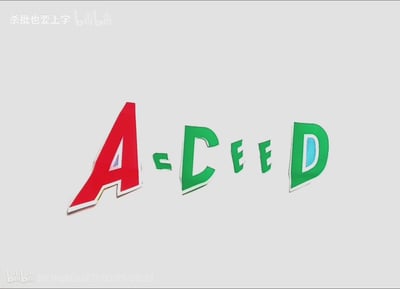 这是一张带有视觉错位效果的纯文字类视频截图，图中红色的字母A与绿色的<、C、E、E、D依次排列，利用字体的造型与位置关系，让A的右侧边缘和<、C的左侧部分在视觉上形成了一个字母E的轮廓，使得原本的拼写“A-CEED”看起来像是“A-EED”，制造出有趣的视觉错觉，让人第一眼产生误看的趣味效果。