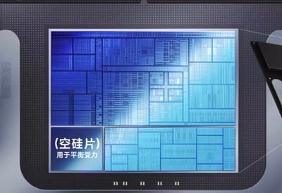 图像展示了一块蓝色调的电路图案示意图，中央区域为规则排列的网格状结构，模拟硅片的内部构造。左下角有一个蓝色文本框，内有白色文字“(空硅片) 用于平衡受力”，整体呈现技术图解风格，可能用于说明空硅片在半导体制造中的平衡受力功能。