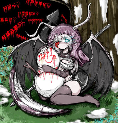 插画中是一位有着紫色长发、白色角和黑色蝙蝠翼的少女，她坐在森林背景的草地上，背景树木带有积雪。少女左眼为红色眼罩，右眼是蓝色，嘴角带着诡异的微笑，怀中抱着一个沾有血迹的白色物体。画面左上角有大量红色手写风格文字，内容包含强烈的矛盾情感：“好想你❤️”“好想杀掉你❤️”“好想侵犯你❤️”“喜欢你❤️”“好想监视你❤️”“所有的爱都给你❤️”，展现出爱与暴力交织的复杂情绪。