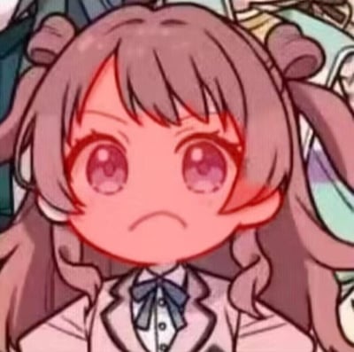 这是二次元音乐企划《BanG Dream!》中角色市谷有咲的Q版衍生表情包，角色脸部被添加红色描边与泛红效果，眉头微皱、嘴角下撇，呈现出愤怒又带着委屈的神情，非常适合用来表达自己不满、生气却又有点委屈的情绪。