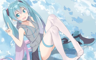 图中是Vocaloid虚拟歌手初音未来的插画，她有着标志性的蓝绿色双马尾，穿着灰色无袖连帽衫和白色长筒袜，正坐在云朵上比出和平手势，面带微笑，整体画面清新明快。