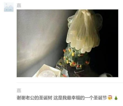 图片展示了一棵创意十足的DIY圣诞树，由塑料手套堆叠而成，顶部呈尖形，树身装饰有彩色小物件。图片下方配有文字："谢谢老公的圣诞树 这是我最幸福的一个圣诞节🎅🎄"，表达了收到这份特别礼物的喜悦和感动。整个场景温馨有趣，展现了生活中的小创意和浪漫。