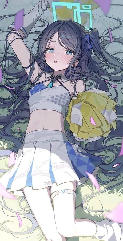 一幅动漫风格的插画，描绘了一位穿着蓝白色啦啦队服装的少女，她有着长长的深色头发和蓝色眼睛，正躺着举起一只手臂，手中拿着黄色绒球，周围漂浮着紫色花瓣。少女表情害羞惊讶，整体画面充满青春活力。