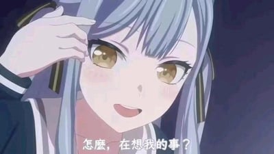 图片中是一位银灰色长发的动漫少女，金色瞳孔明亮有神，脸颊泛着淡淡的红晕。她正歪着头，右手轻轻撩起额前的发丝，嘴角微微上扬露出俏皮的微笑，眼神直视前方，带着一丝挑逗和期待。图片下方配有文字“怎么，在想我的事？”，整体氛围青春活泼，充满少女气息。
