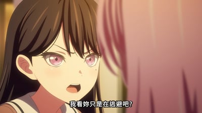 动漫《MyGO!》中的场景截图，画面中一位棕色长发、粉色眼睛的女性角色表情惊讶且带有质问，正与画面外的人物对峙，下方配有字幕“我看妳只是在逃避吧?”，展现出紧张的对话氛围。
