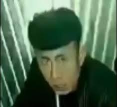 这张图是网络红人岛市老八的直播截图，图中老八戴着深色帽子，身穿深色上衣，蹲在旱厕的条状挡板之间，神情严肃凝重，是他即将进行挑战前的画面
