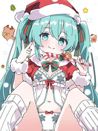 这是一张充满圣诞节日氛围的初音未来同人插画，初音未来头戴经典红白圣诞帽，身着带有白色毛绒边、红绿蝴蝶结与雪花刺绣的圣诞风服饰，涂着红色指甲油，脸颊泛起红晕，嘴角噙着温柔笑意。她一只手比出V字手势，另一只手握着装饰有金色铃铛、冬青的拐杖糖，周围点缀着戴圣诞帽的小熊、啃零食的小鹿、迷你圣诞树等可爱小元素，还有飘落的雪花特效，整体画面温馨甜美，尽显圣诞的欢快与治愈感。