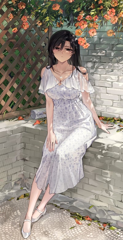 画面中是一位黑发的二次元少女，身着浅蓝碎花的露肩白色连衣裙，搭配白色玛丽珍鞋，脖颈间戴着细链小吊坠项链，正坐在爬满橙红色凌霄花的花园砖墙台面上。少女神情略带慵懒与落寞，阳光透过花枝在墙面和地面投下斑驳光影，身旁放着一个菱格纹链条包，地面散落着凌霄花的落花，整体氛围静谧温柔，充满夏日午后的闲适感。