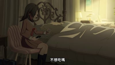 动画《MyGO!》中的场景，一位穿着棕色校服的女孩坐在粉色椅子上，位于卧室床边。她手中拿着手机，眼神低垂，表情略带忧郁。房间内光线柔和，背景有带有花纹的床头、窗帘、亮着的台灯及床头柜上的物品。画面底部有白色文字“不想吃嗎”，整体氛围安静且略带感伤。
