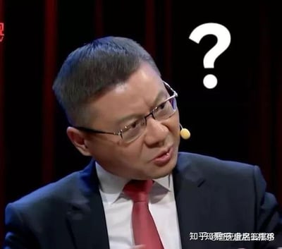 图片中是穿着深色西装、佩戴眼镜的男性，他戴着耳麦，背景为暗红色幕布。人物侧头面向一侧，眉头微蹙，嘴巴微张，似乎在表达疑惑或不解。其右侧有一个巨大的白色问号图案，强化了困惑的情绪。整体画面常用于表达对某事的疑问或不解。
