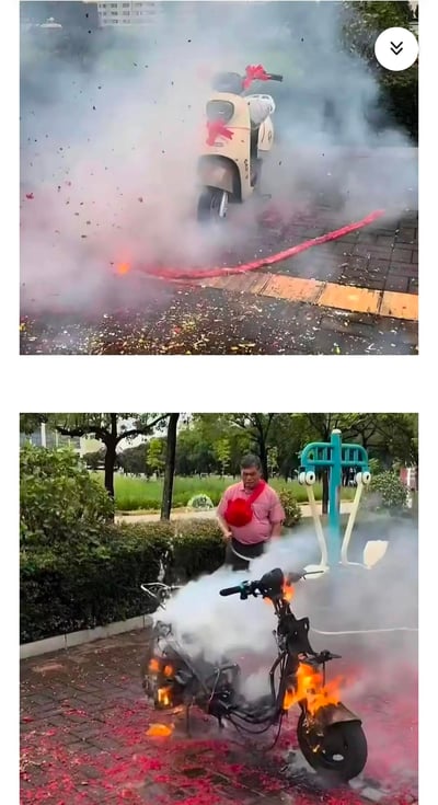 这是一组上下对比图，上图展示了一辆系着红绸的全新电动车，车主正在燃放长串鞭炮庆祝提车，现场烟雾弥漫，鞭炮碎屑散落一地，充满喜庆氛围；下图则是燃放鞭炮后的意外场景：电动车被鞭炮引燃，车身多处着火冒烟，只剩烧焦的车架，旁边的大叔面露无奈地看着被烧毁的车辆，原本的庆祝活动变成了一场哭笑不得的生活意外。