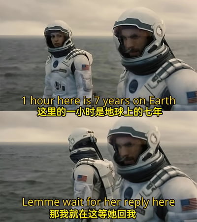 图片为上下两格拼接的影视截图梗图。上格中两名身着白色宇航服（左臂有美国国旗标志）的宇航员站在波涛汹涌的水域边，背景是阴沉的天空，配文“1 hour here is 7 years on Earth 这里的一小时是地球上的七年”，源自电影《星际穿越》中水星球的时间膨胀设定；下格中宇航员转身望向同伴，配文“Lemme wait for her reply here 那我就在这等她回我”，通过科幻设定幽默调侃等待他人回复消息时的漫长煎熬，将现实中的等待焦虑夸张为时间相对论级别的漫长。