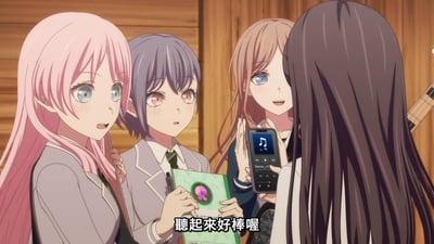 四位穿着校服的少女围在一起，棕色长发的女生正拿着手机展示音乐播放器中的"Demo_v1"，其他人专注地看着屏幕。粉色长发女生表情惊讶，紫色短发女生手持绿色封面笔记本，黑色长发女生从背后望向手机。背景是木质墙面，右侧隐约可见吉他轮廓，整体氛围充满青春活力。底部字幕显示"聽起來好棒喔"，表达了对音乐Demo的赞赏。