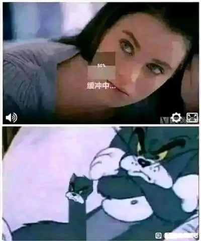 这是一张上下拼接的创意梗图，上半部分是一段真人视频的截图，画面中间叠加了“50% 缓冲中...”的加载提示，模拟在线视频播放到一半卡顿加载的场景，图中的女性眼神流露出无奈与烦躁，传递出等待加载时的焦虑感；下半部分是经典动画《猫和老鼠》的截图，汤姆猫被大狗斯派克凶狠地按住，汤姆表情委屈又恐惧，无法动弹。这张图通过上下场景的对应，将视频加载卡顿让人抓心挠肝的烦躁心情，用汤姆被压制的憋屈、无力的状态生动表现出来，非常形象地调侃了日常等待内容加载时的糟糕体验，容易引发网友的共鸣。