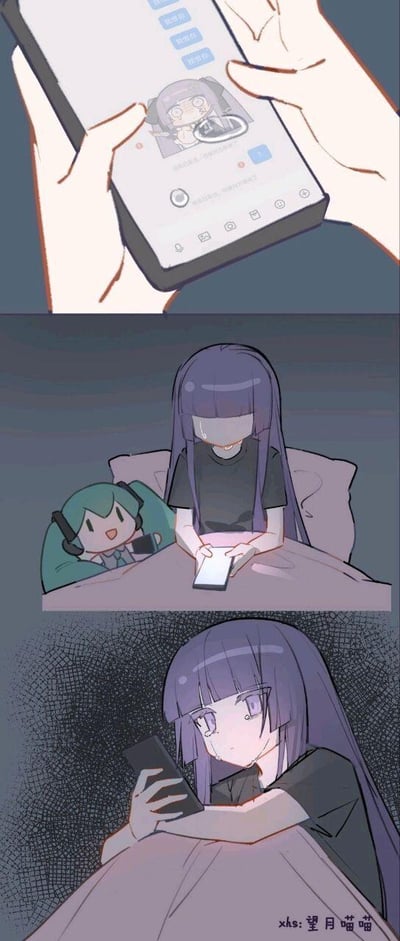 这是一组三格竖版连环二次元漫画，精准描绘了抽卡游戏玩家“沉船”（未抽到目标角色）后的情绪变化：第一格特写双手持握的手机屏幕，显示抽卡结果界面，获得的是已拥有的重复角色，明确传递出抽卡失败的信息；第二格中，紫发女生坐在床上，双手拿着手机，脸部被隐去表情，旁边的初音未来玩偶笑容灿烂，形成强烈的情绪反差，侧面烘托出女生内心的失落；第三格中，女生将手机抱在怀里，眼中含泪，神情满是悲伤，将抽卡落空后的难过与委屈完全展现，精准戳中了众多抽卡游戏玩家的共情点。