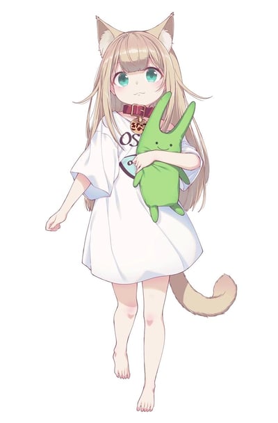 一幅二次元风格的插画，描绘了一个有着猫耳和猫尾的少女。她有着金色长发和绿色眼睛，穿着一件印有"OS"字样的白色长T恤，脖子上戴着红色项圈，项圈上挂着一个带有豹纹图案的吊坠。少女正抱着一个绿色的兔子玩偶，赤着脚站立在白色背景前。画风清新可爱，线条流畅，色彩搭配柔和。