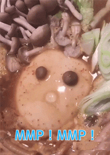 GIF中展示了一个由食物（疑似汤中的 dumpling 或类似食材）排列成的人脸形象，周围有蘑菇、葱段等蔬菜作为装饰。人脸的眼睛由蘑菇充当，嘴巴则由酱汁或食材勾勒而成，动态中嘴巴微微开合，配合下方重复出现的蓝色文字“MMP！MMP！”，整体营造出一种拟人化的愤怒、烦躁情绪，仿佛食物在抱怨或表达不满。